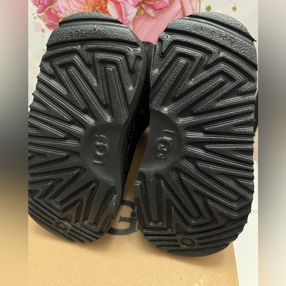UGG Classic II Graphic Stitch Black NIB - Picture 4 of 8